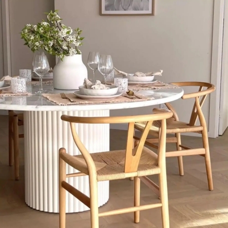 Stół okrągły Burgos, marmurowy blat, dębowa noga - aranżacja