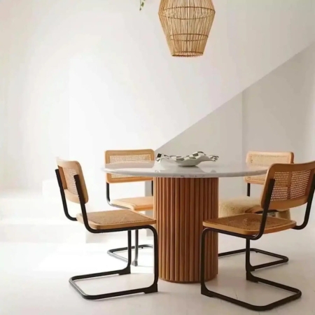 Stół okrągły Burgos, marmurowy blat, dębowa noga - aranżacja