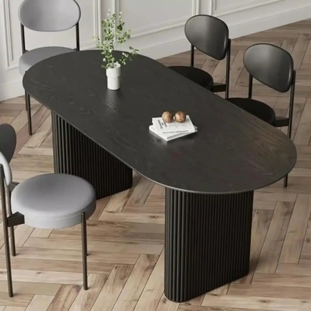 Okrągły stół Duomo z litego dębu, owalny w czarnym kolorze - aranżacja