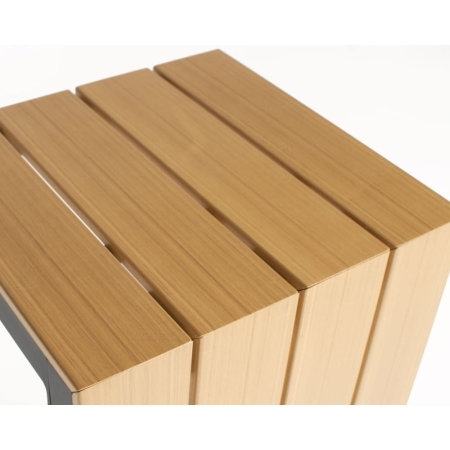 Blat stolika KAMELEON wykonany z desek polywood, trwały i odporny na warunki atmosferyczne.