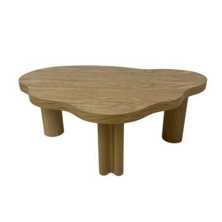 Stolik NUBE z obłym blatem i dębowymi nogami