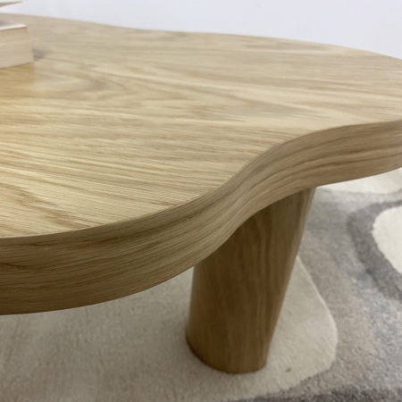 Stolik NUBE z obłym blatem i dębowymi nogami