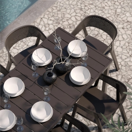 krzeslo-ogrodowe-sardo2-azurowe-oparcie-polipropylen-czarne widok aranżacja ze stołem