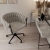 Krzesło ROSSE taupe z czarną nogą w nowoczesnej aranżacji salonu lub gabinetu SPA, widok z góry