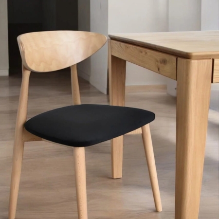 krzesło KAYAK w aranżacji jadalni z drewnianym stołem