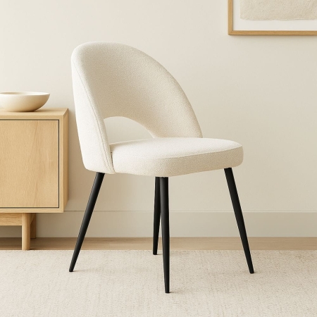 Krzesło POLO w kolorze beżowym z tkaniną Boucle w eleganckim salonie ewoodland.pl