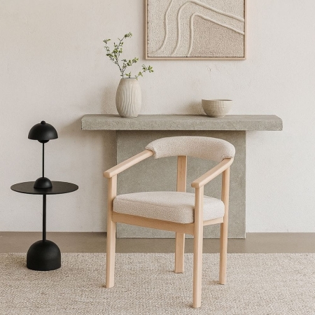 Krzesło MARIS z naturalnego drewna we wnętrzu japandi – ewoodland.pl