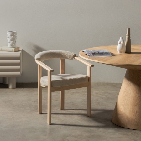 Krzesło MARIS z naturalnego drewna we wnętrzu japandi przy stole – ewoodland.pl