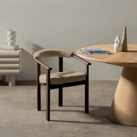 Krzesło MARIS w stylu japandi z wybarwieniem orzechowym – ewoodland.pl