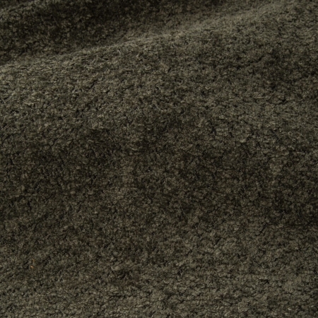 Struktura tkaniny boucle w odcieniu oliwkowej zieleni – miękka i przytulna – ewoodland.pl