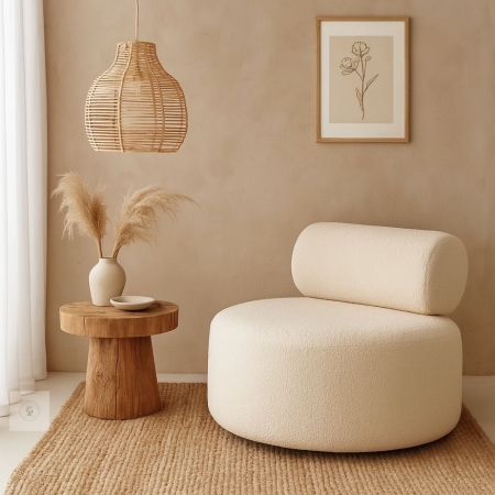 Beżowy fotel boucle Anthology 3 w aranżacji boho z rattanową lampą i drewnianym stolikiem – ewoodland.pl