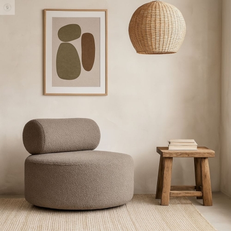 Brązowoszary fotel boucle Anthology 6 w aranżacji japandi z drewnianym stolikiem i rattanową lampą – ewoodland.pl