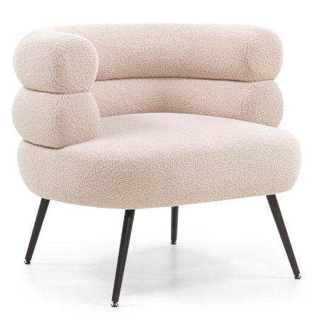 Fotel LEYA tapicerowany beżową tkaniną z czarnymi nóżkami – widok z przodu ewoodland.pl