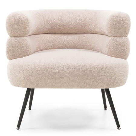 Fotel LEYA w tkaninie boucle beżowej – charakterystyczne oparcie z przodu ewoodland.pl