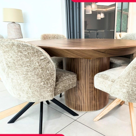 Stół POLA OAK orzech w aranżacji wnętrza w stylu japandi – fornir dębowy, blat 130 cm, ryflowana podstawa ewoodland.pl