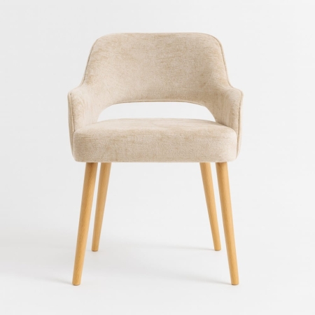 Zdjęcie frontowe krzesła tapicerowanego MERCY PLUS –  beżowe, dębowe nogi ewoodland.pl