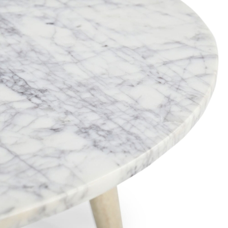 Elegancki stolik kawowy z marmurowym blatem, nogi z drewna mango bielone - zbliżenie krawędzi blatu