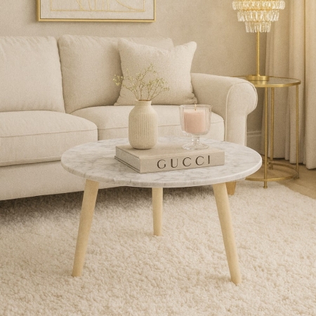 Elegancki stolik kawowy z marmurowym blatem, nogi z drewna mango bielone - aranżacja dla ewoodland.pl