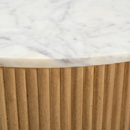 Okrągły stolik kawowy Treviso, blat z naturalnego marmuru, podstawa z drewna mango - zbliżenie