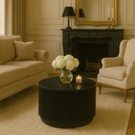 Okrągły stolik kawowy Treviso, blat z naturalnego czarnego marmuru, podstawa z drewna mango w czarnym kolorze - aranżacja dla ewoodland.pl