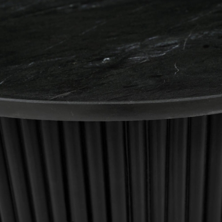Okrągły stolik kawowy Treviso, blat z naturalnego czarnego marmuru, podstawa z drewna mango w czarnym kolorze - zbliżenie