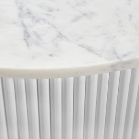 Okrągły stolik kawowy Treviso, blat z naturalnego białego marmuru, podstawa z drewna mango w białym kolorze - zbliżenie