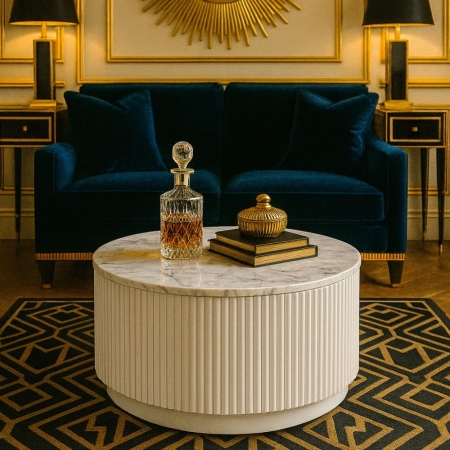 Okrągły stolik kawowy Treviso, blat z naturalnego białego marmuru, podstawa z drewna mango w białym kolorze - aranżacja dla ewoodland.pl