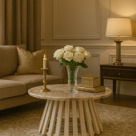 Okrągły stolik kawowy Lucca, szary marmur, podstawa z lameli (bielone drewno mango) - aranżacja dla ewoodland.pl