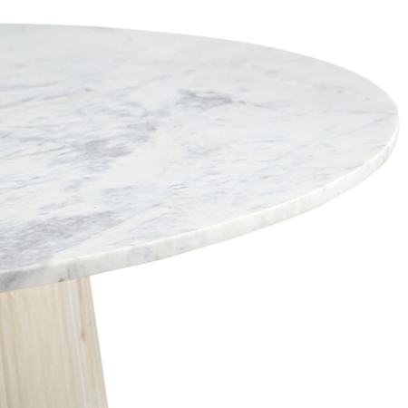 Okrągły stół Scanno, blat z białego marmuru, noga ryflowana z białego drewna mango - zbliżennie
