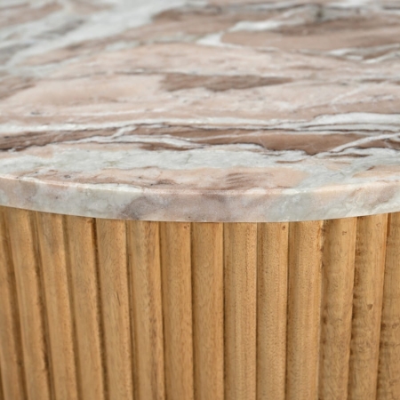 Okrągły stolik kawowy Treviso, marmurowy blat, ryflowana podstawa z drewna mango - zbliżenie