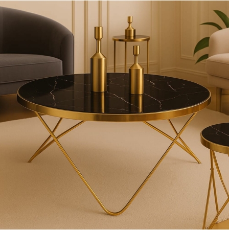 Stolik kawowy z czarnym blatem i złotą podstawą Mateo - w aranżacji nowoczesnej przestrzeni ewoodland.pl
