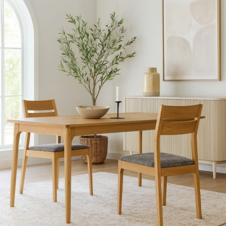 Krzesło tapicerowane z litego dębu Aria - w aranżacji salonu, w stylu modern organic ewoodland.pl