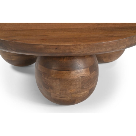 Designerski stolik kawowy Siena w brązowym wybarwieniu - zbliżenie na podstawę i fragment blatu ewoodland.pl