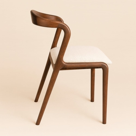 Krzesło z litego drewna Sena orzech z kremowym siedziskiem - widok z boku ewoodland.pl