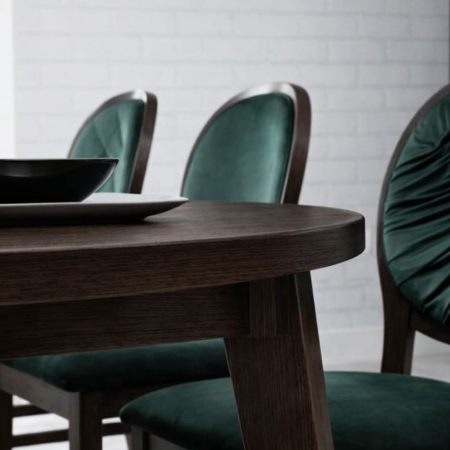 Detal litych drewnianych obrzeży blatu stołu VELORA