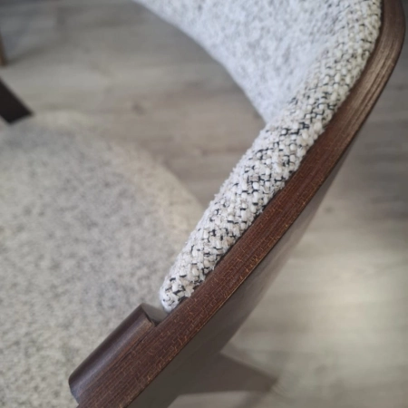 Zbliżenie podłokietnika krzesła Mila orzech tkanina puente