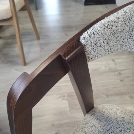 Zbliżenie podłokietnika krzesła Mila orzech tkanina puente