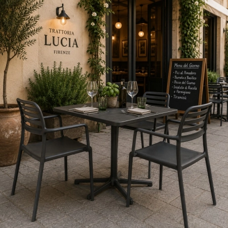 krzesło Costa z podłokietnikami antracytowe w aranżacji włoskiej restauracji ewoodland.pl