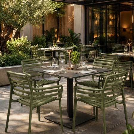 krzesła zewnętrzne Doga agave w ogrodzie restauracyjnym z podłokietnikami ewoodland.pl