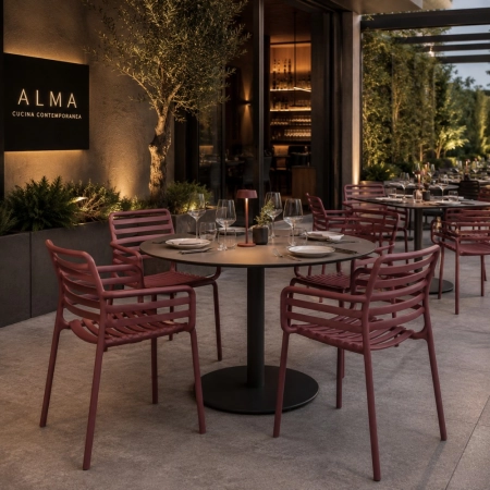 krzesło zewnętrzne Doga marsala z podłokietnikami w aranżacji nowoczesnej restauracji ewoodland.pl