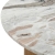 noto-okragly-marmurowy-stolik-na-ryflowanej-podstawie-z-jasnego-drewna-zblizenie.jpg