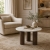 Stolik kawowy NOLA marmurowy blat drewniane kolumnowe nogi aranżacja