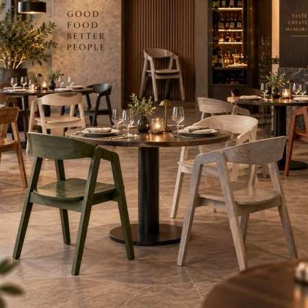 Krzesła HUGO w różnych kolorach w restauracji premium – ewoodland.pl