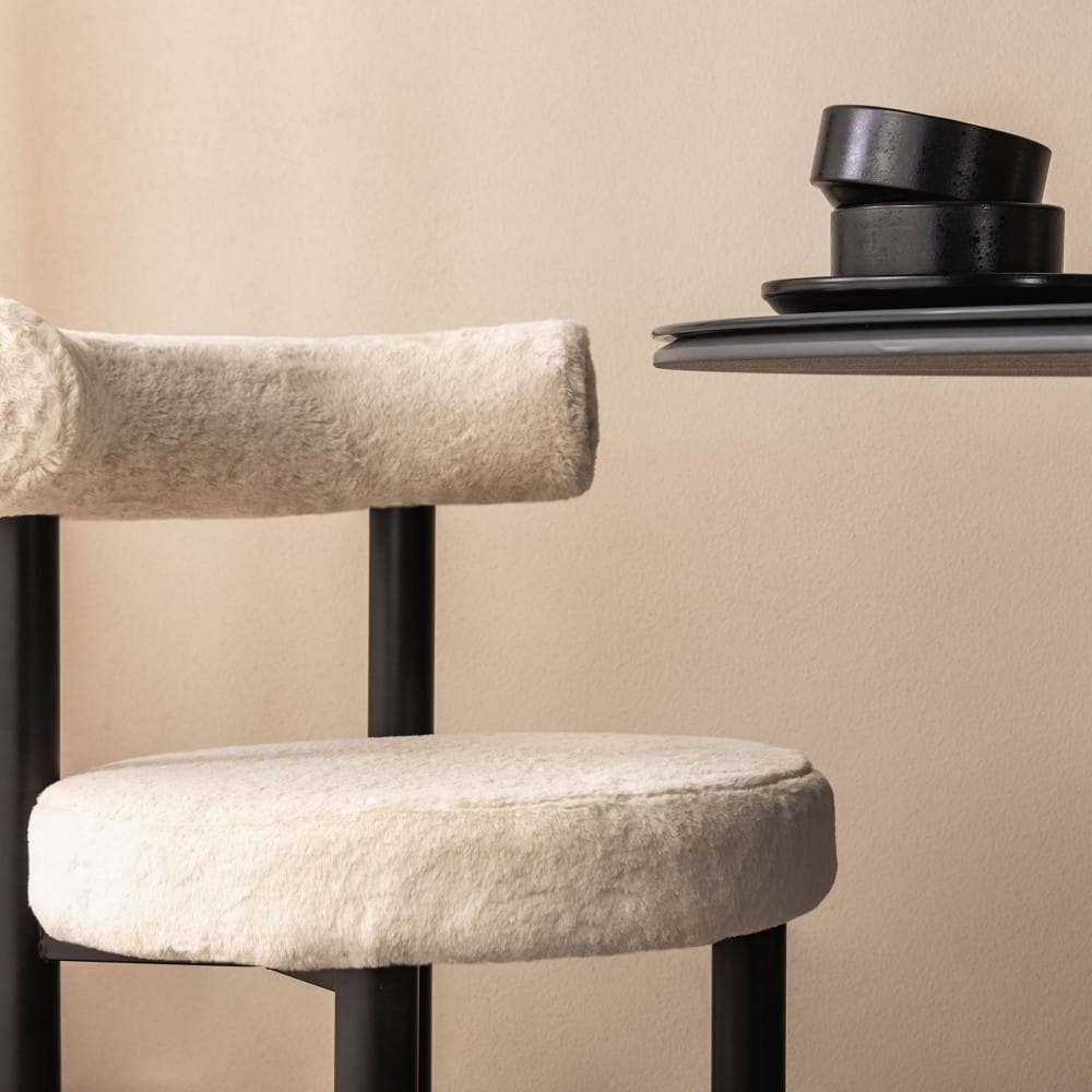 krzeslo-czarne-pedro-tapicerowane-fluffy-bezowe-zblizenie-ewoodland