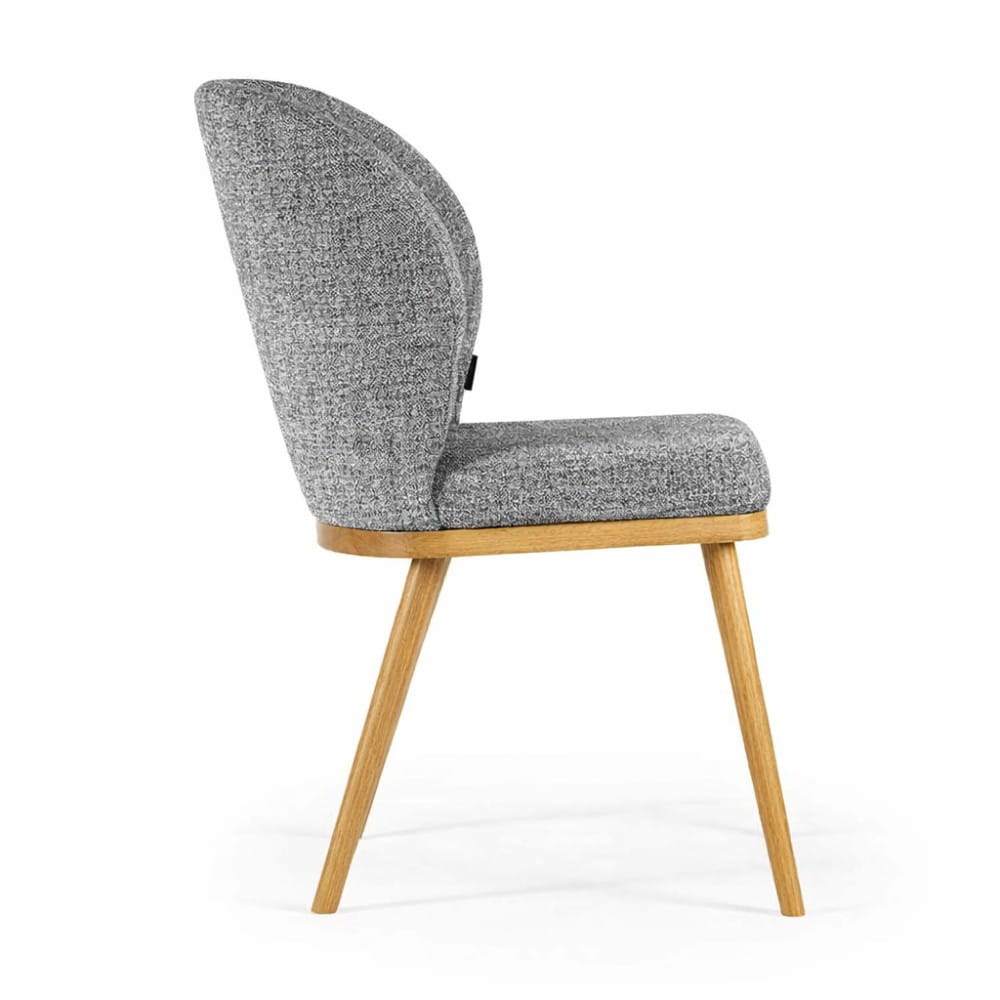 Krzesło tapicerowane Shelly Pro - dębowe drewno i tkanina strukturalna w szarym odcieniu widok z boku ewoodland.pl